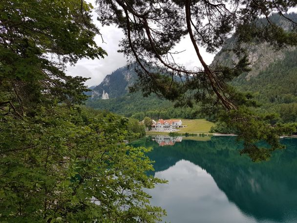Blick über den Alpsee auf das Museum der bayerischen Könige