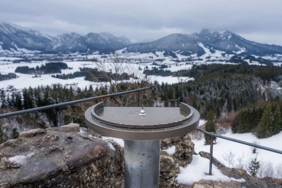 Aussichtsplateau mit traumhaftem Tal- und Bergblick.