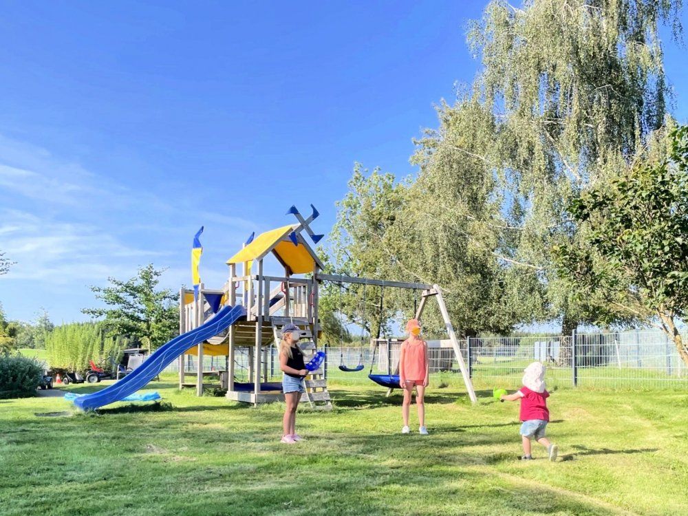 Kinder spielen auf Spielplatz
