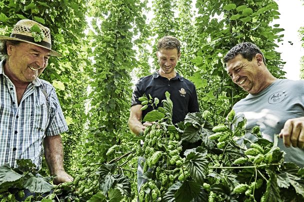 Braumeister Max Stör mit Familie Ambs im Hopfenfeld Fotocredit Henry Linder