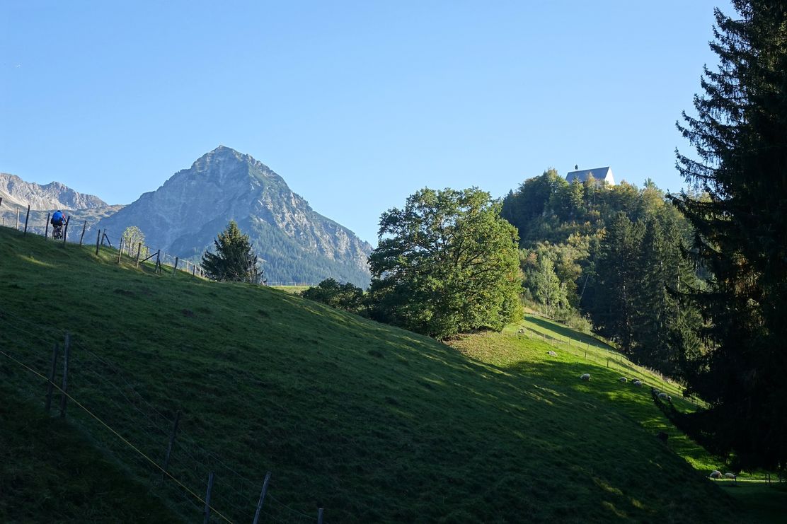 Blick auf das Rubihorn und die Schöllanger Burgkirche