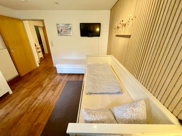 Schlafzimmer 5 2x Einzelbetten 1x ausziehbar, TV