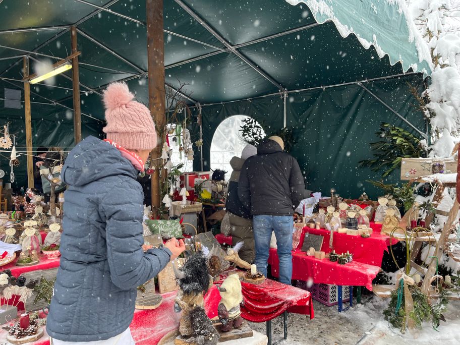 Weihnachtliches Dekorationsangebot