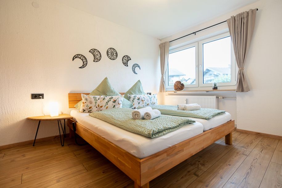 Gemütliches_Schlafzimmer_mit_Fensterausblick