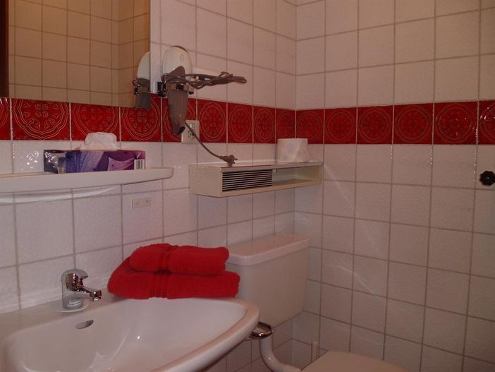 Bad Zimmer 16