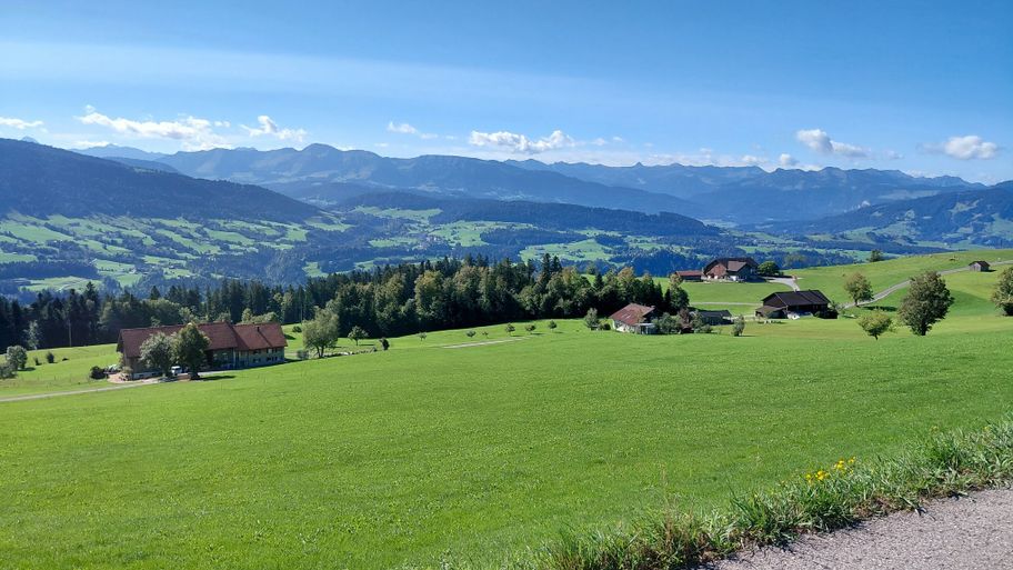Blick auf den Bregenzerwald mit der markanten Damülser Mittagsspitze im Hintergrund