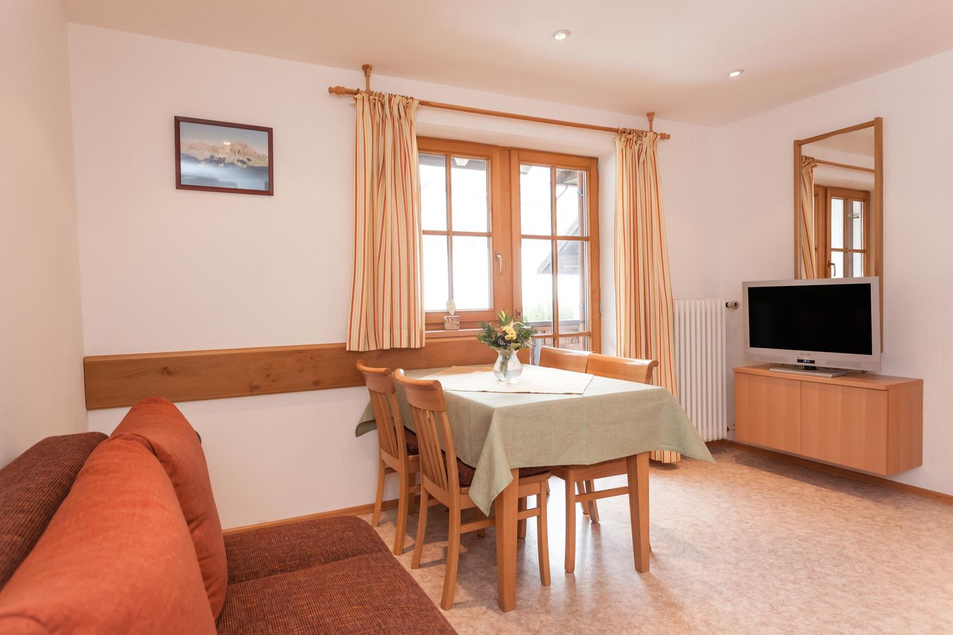 Ess-/ Wohnbereich - Ferienwohnung Flieder