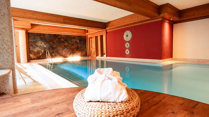 Pool, Blick vom Podest, Bademantel, blaue Wand