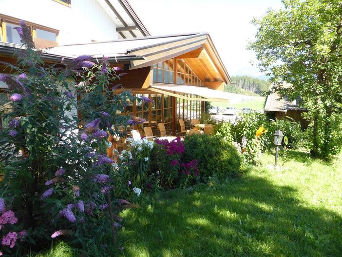 Blick von der Liegewiese aufs Haus