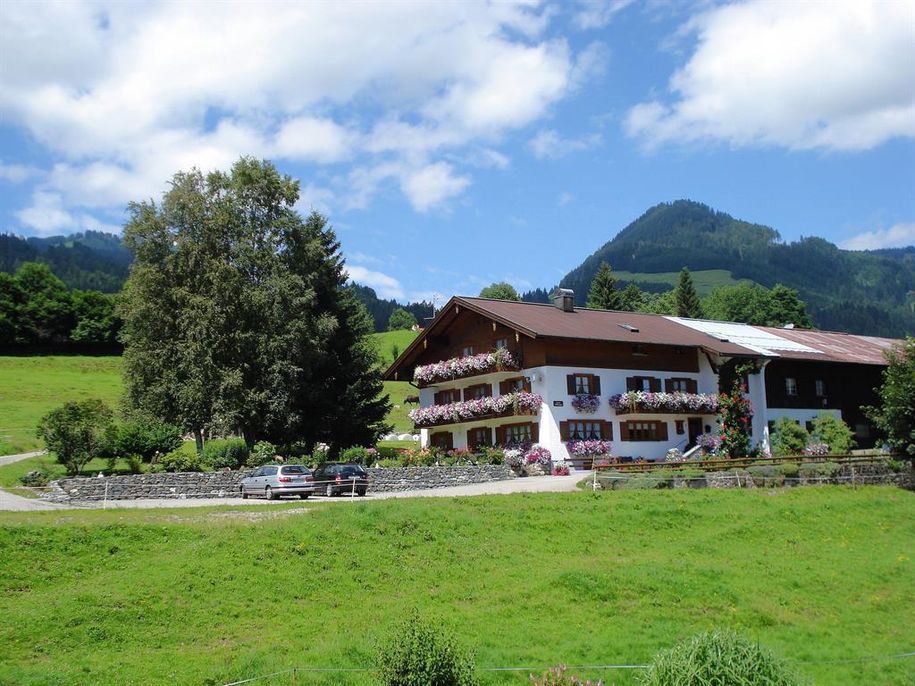 Haus Alpenblick; Süd- und Ostseite im Sommer