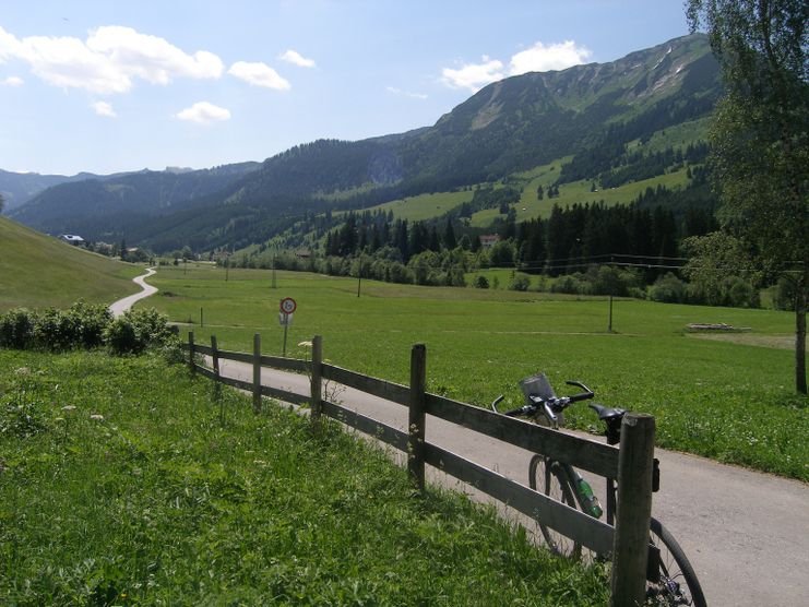 Im Tannheimer Tal fahren wir überwiegend auf ebenen und asphaltierten Wegen.