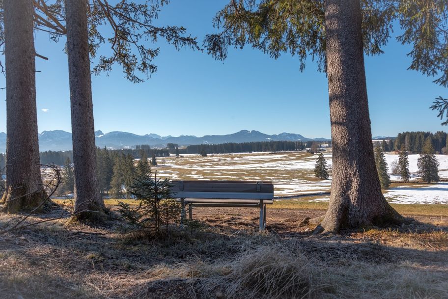 Aussichtsbank mit traumhaften Panorama über das Ostallgäuer Voralpenland und die Berge.