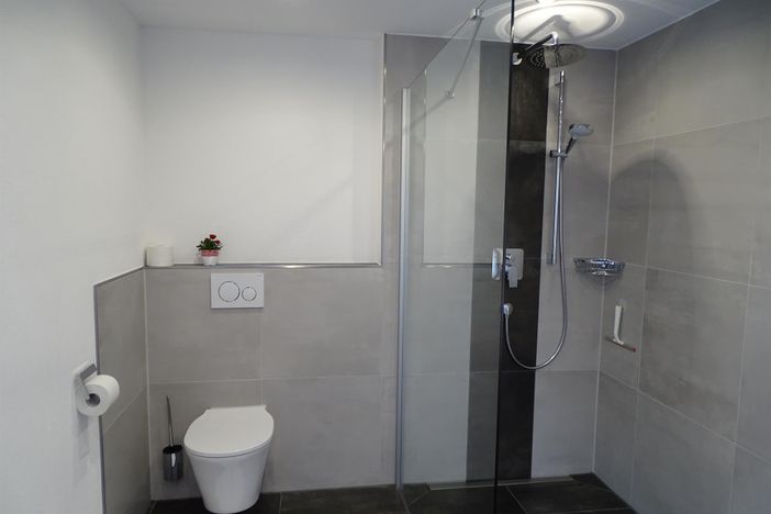 Dusche und WC