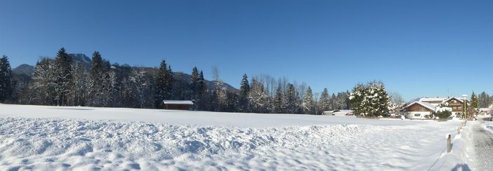 Unser freistehendes Landhaus (rechts im Bild)