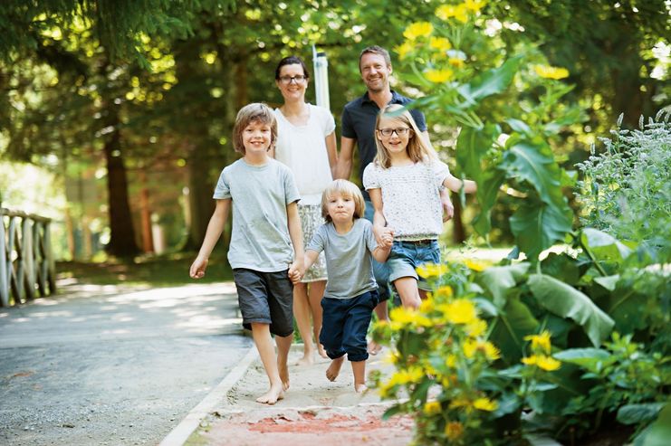 Familie auf dem Barfußweg Bad Wörishofen