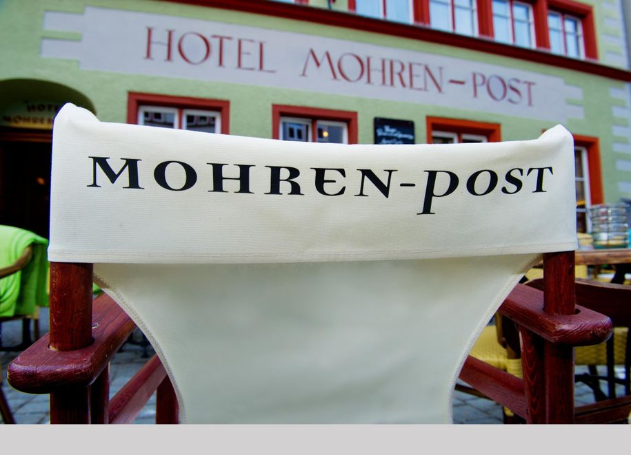 Stuhl mit Logo