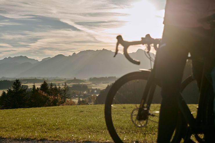 Frau während der Pause, Rennrad