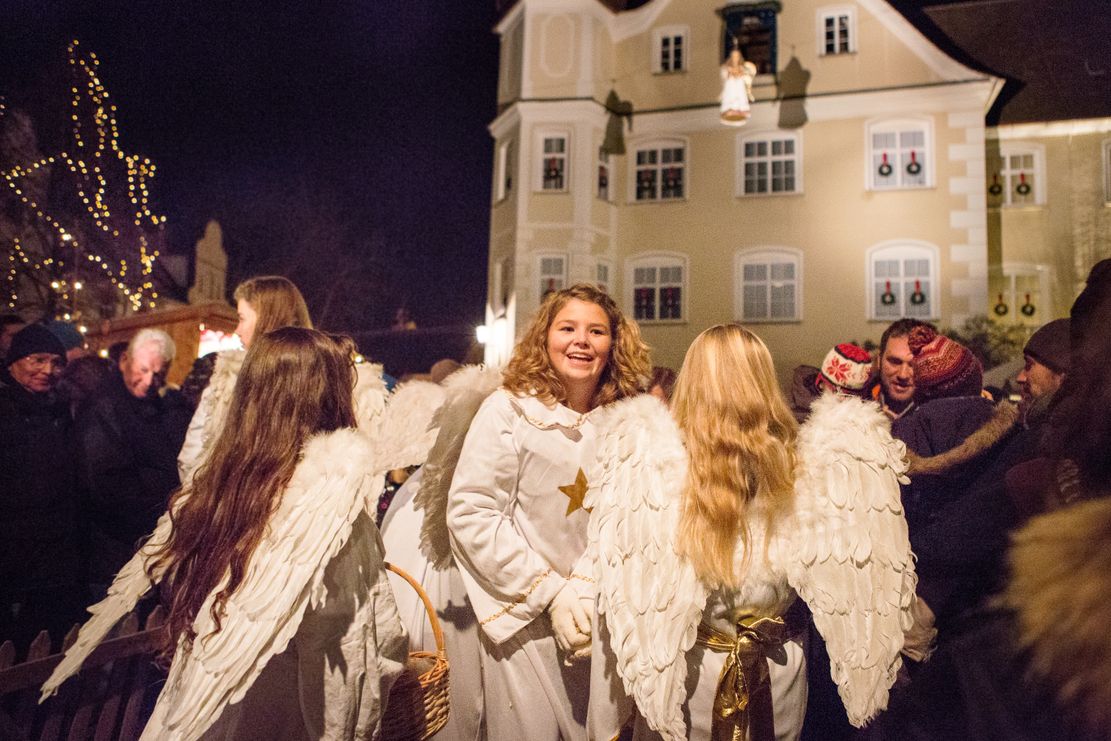 isny-winter-isnyer-schlossweihnacht-kleine-engel-beim-engelefliegen-foto-ernst-fesseler-org