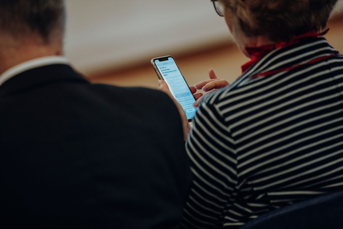 Frau sieht auf Handy