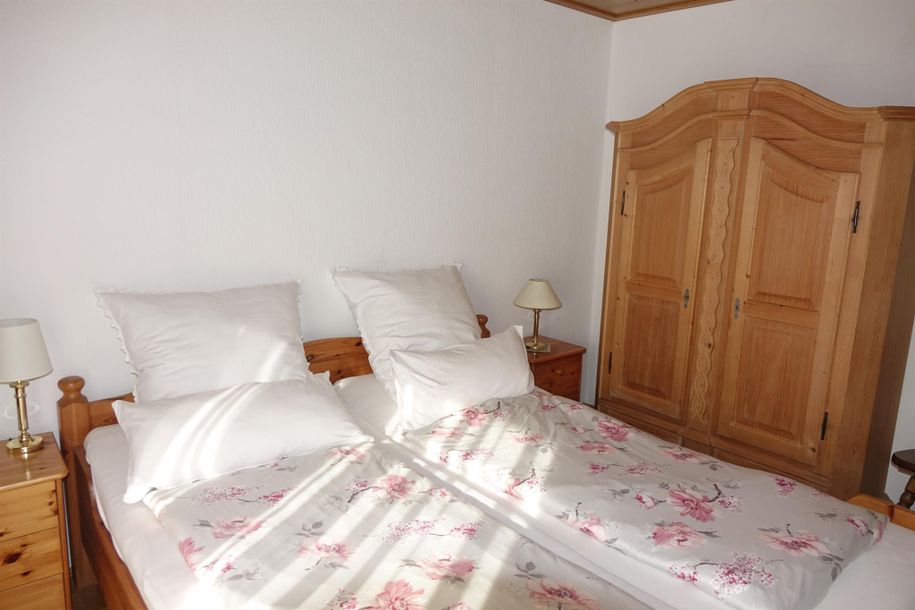 Schlafzimmer mit Doppelbett