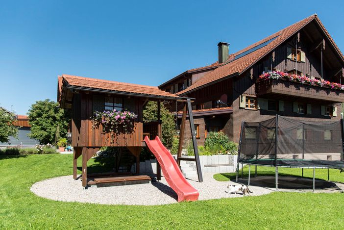 Spielhaus und Trampolin