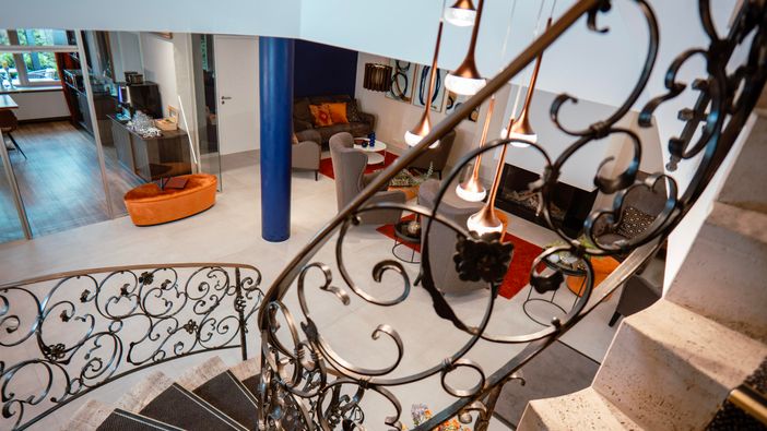 Lobby Treppe, Geländer,Blick Rerstaurant, Terrasse