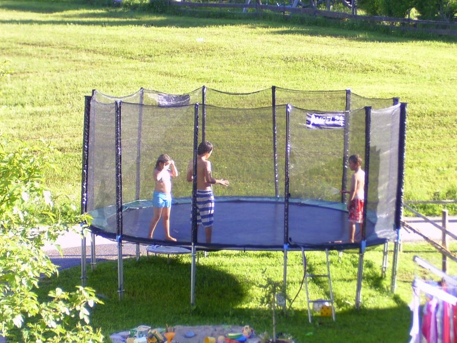 kinder im Trampolin