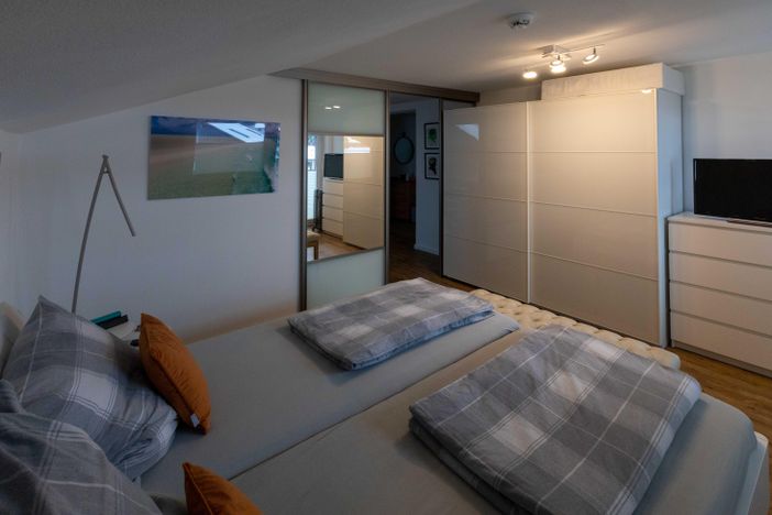 Großer Kleiderschrank, Bank für Garderobe, TV