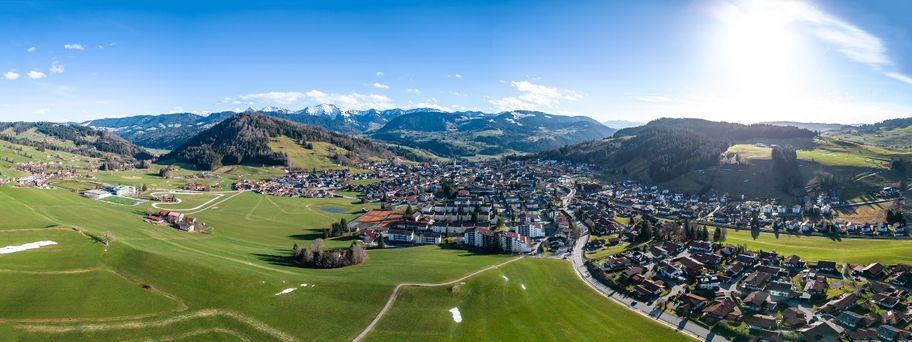 Die Vorarlpenlandschaft bei Oberstaufen aus der Vogelperspektive