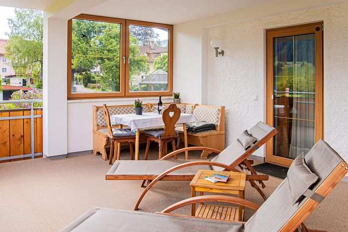 Großer, überdachter Balkon