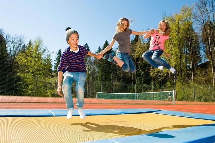 Spiel und Spaß auf dem Trampolin