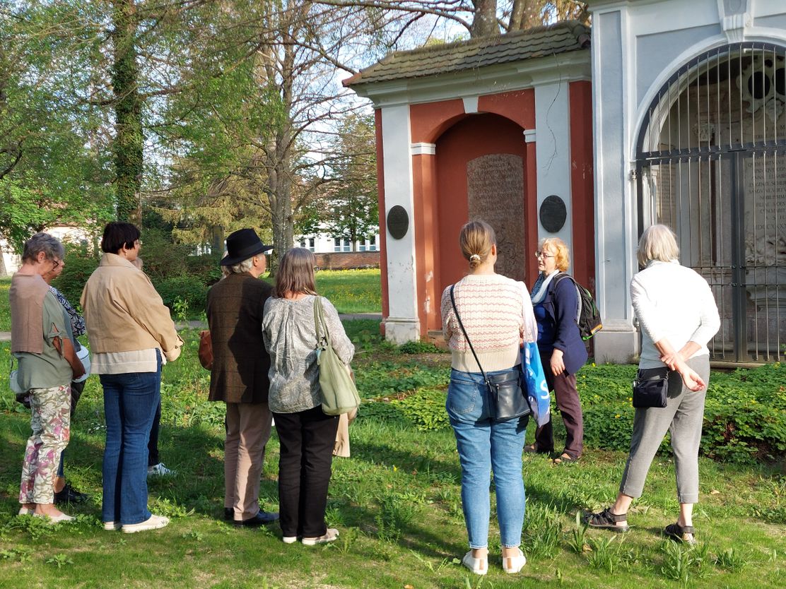 Alter Friedhof vor Herman Grabmal_Sabine_Streck
