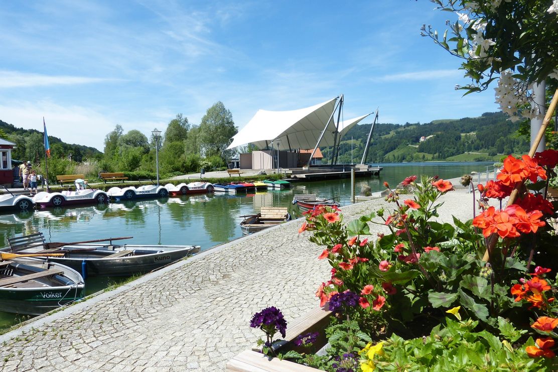 Uferpromenade mit Seebühne