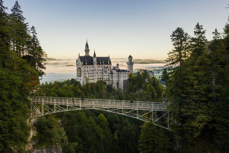 Marienbrücke mit Blick auf Schloss Neuschwanstein und in den Schlosspark