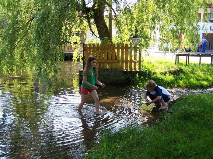 Im Sommer holen Sie sich eine willkommene Abkühlung am Bach