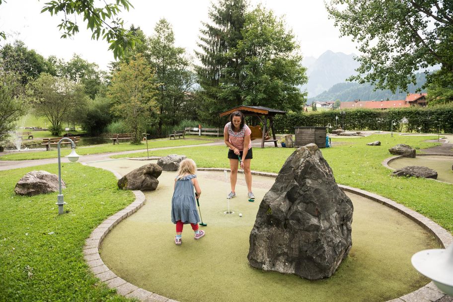 Spaßiges Minigolf spielen in Obermaiselstein