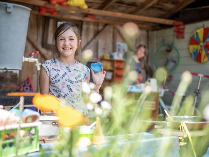Happy Place für die Kleinen  Matschküche mit überdachter Spielhütte