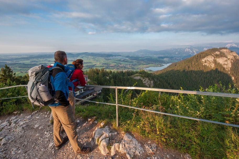 Blick von der Burgruine Falkenstein auf den Schlosspark
