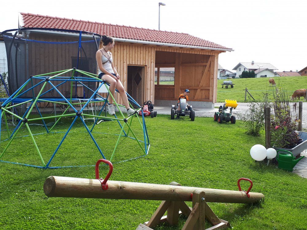 Carport und Gartenhaus, Spielplatz