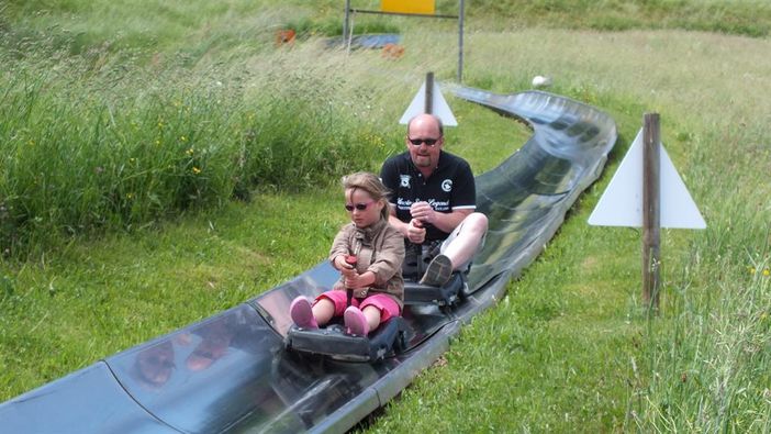 Spaß in der Sommerrodelbahn