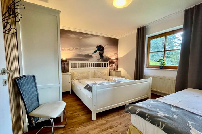 Schlafzimmer 4  EG Doppelbett und Einzelbett