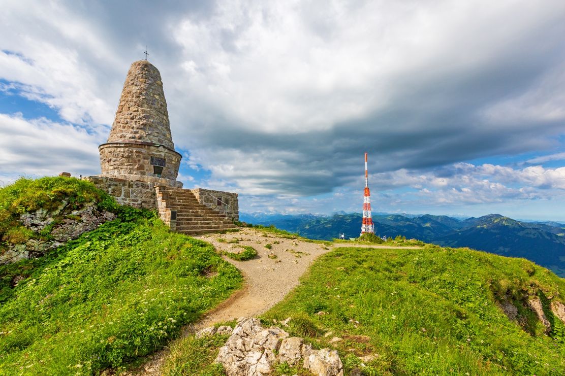 Grüntendenkmal und Fernsehsender am Grüntengipfel