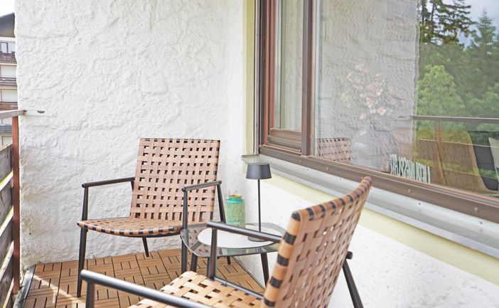 sonniger Balkon mit Bergblick