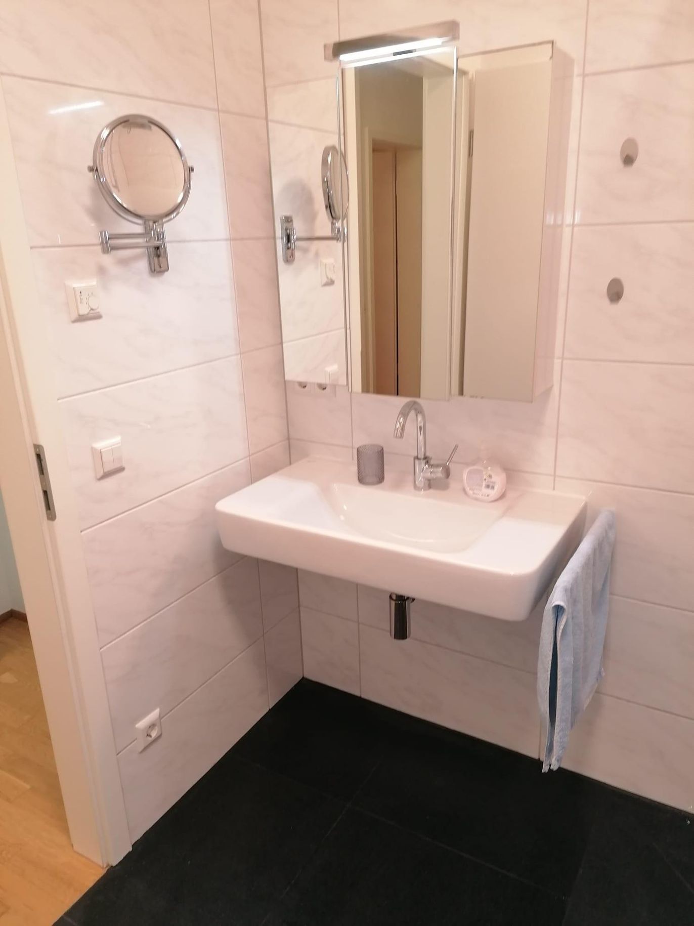 Waschbecken mit Schminkspiegel