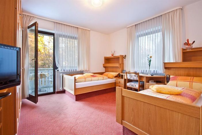 Zweibettzimmer mit Balkon