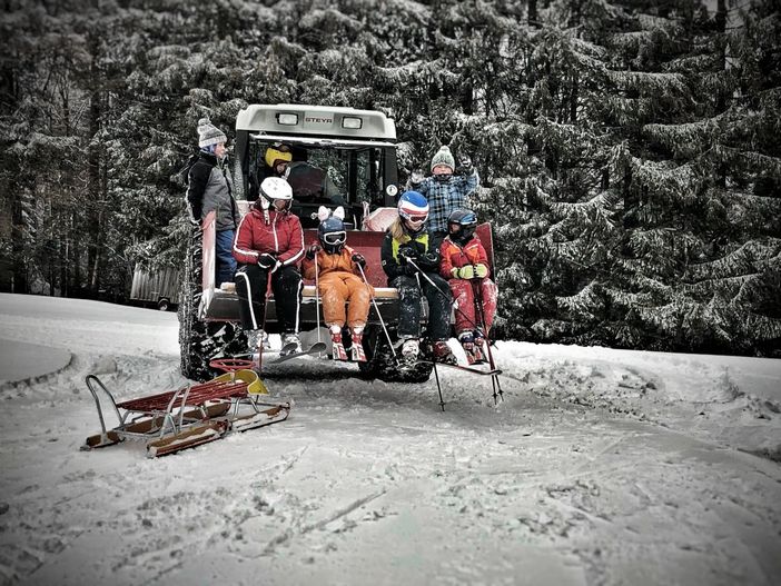 Ski - und Schlitten fahren mit dem Traktor