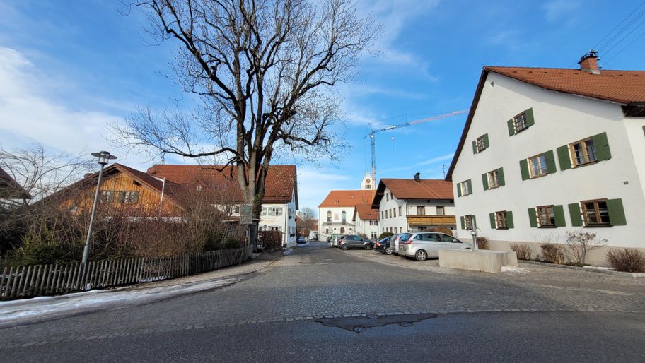 Ortsmitte Stötten am Auerberg mit Dorfbrunnen
