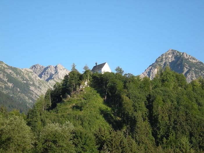 Blick vom Auwaldsee zur Burgkirche