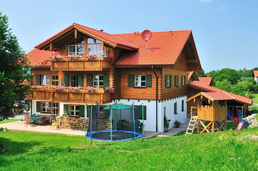 Unser Haus mit Spielplatz