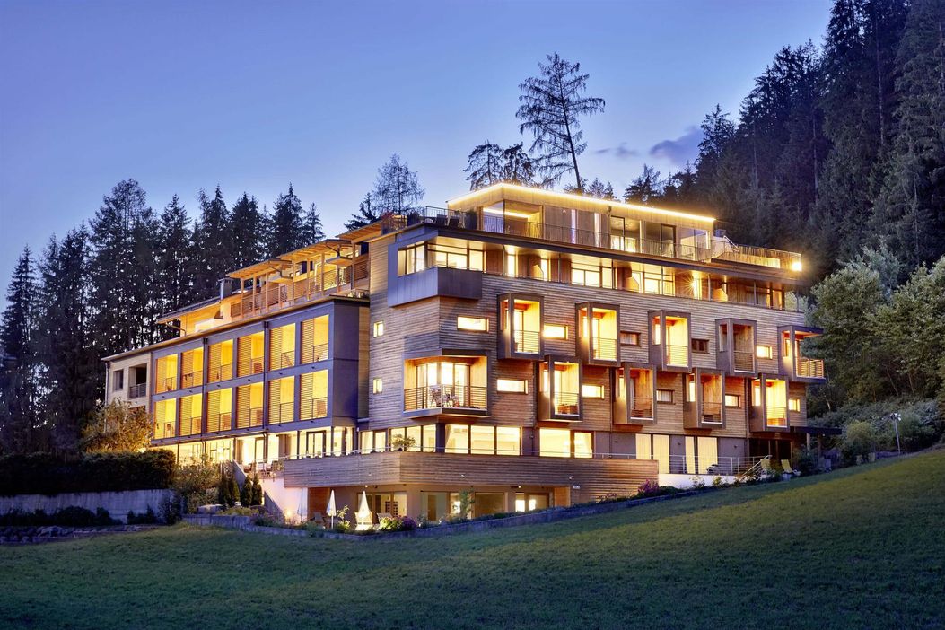 Hotelansicht bei Nacht